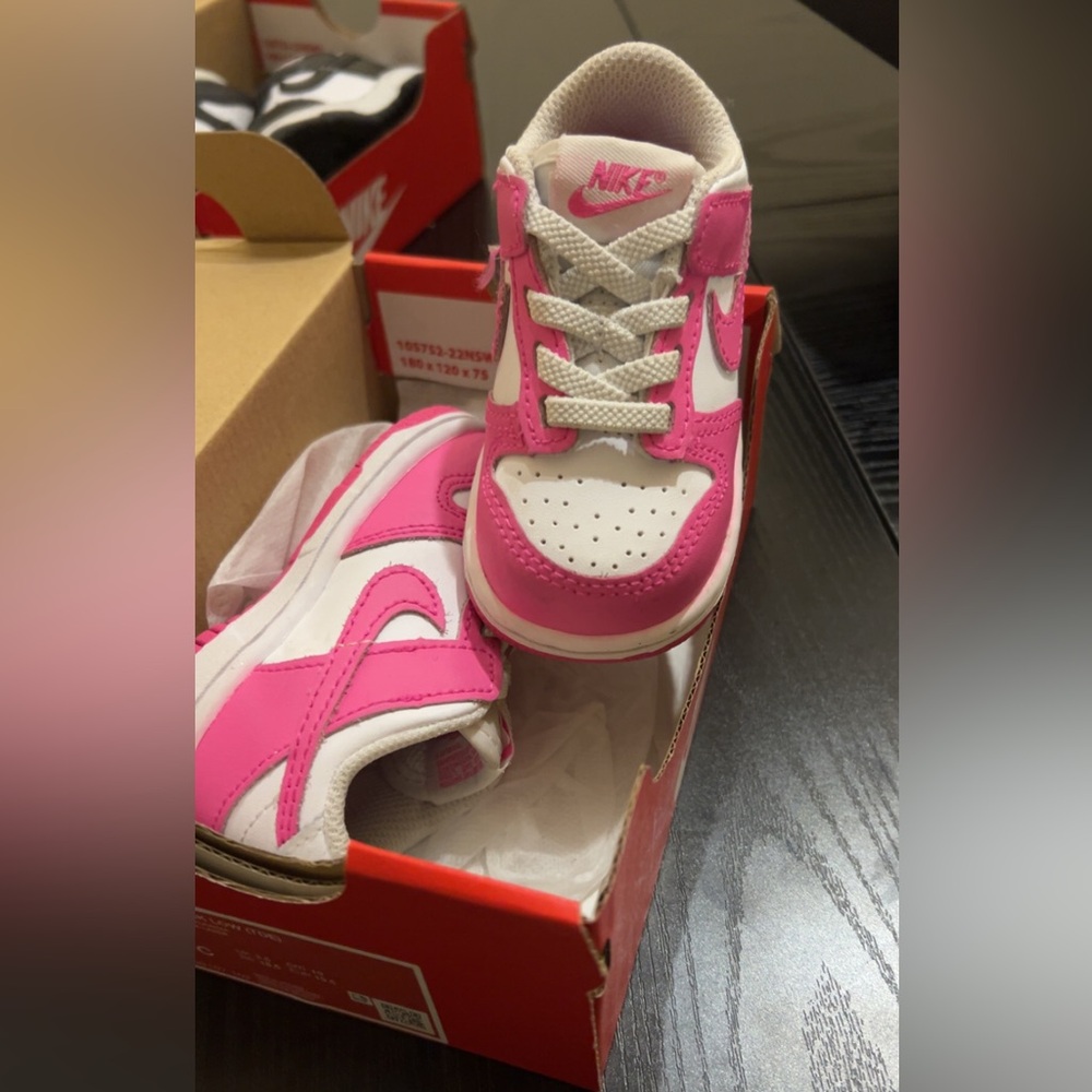 Nike Kids Sneakers in Pink and White 4c